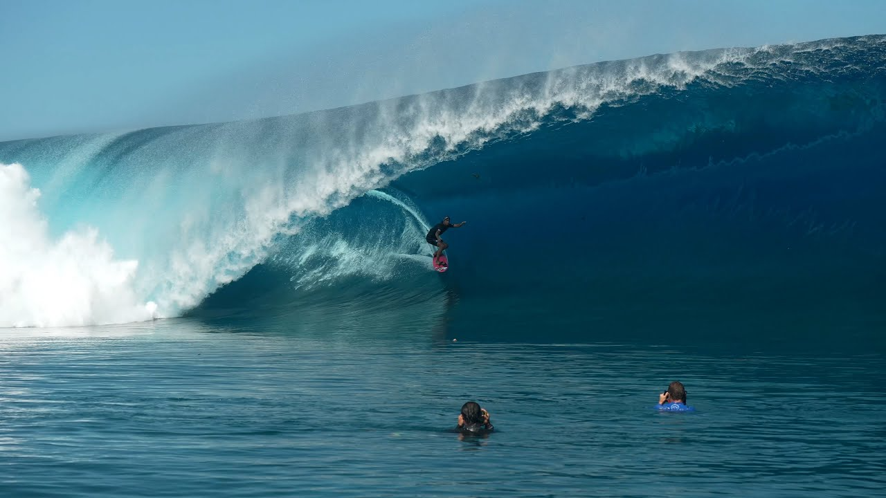 La vague de la semaine est signée Lorenzo Avvenenti à Teahupo o