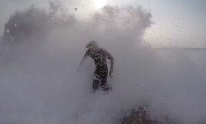 John John Florence s’amuse dans le shorebreak