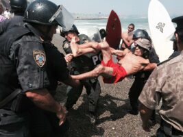 Émeutes Surfeurs vs. Police au Pérou