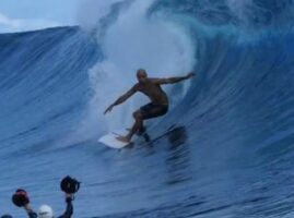 Kelly, Jeremy & Co en free surf à Teahupoo