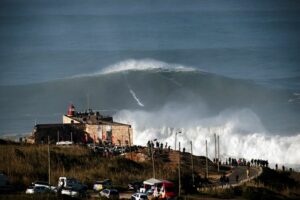 Une compétition de gros à Nazaré