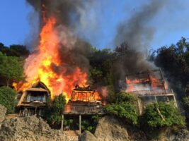 Bali : impressionnant incendie à Padang Padang