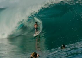 Premier gros swell de la saison à Teahupoo