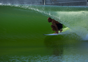 Ces deux veinards vont surfer la vague de Kelly pendant un week-end