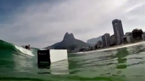 Rio : un frigo dans les vagues !