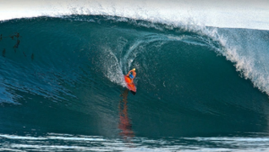 Ce surfeur radiocommandé aurait sa place sur le WCT !