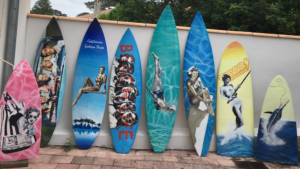 Quand les planches de surf deviennent tableaux