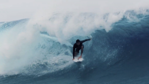 Jérémy Florès version free surf à Tahiti