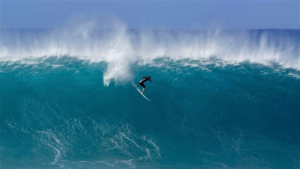 4 surfeurs dans un maxi Pipeline