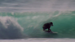 Ozzy Wright surfe Desert Point comme personne