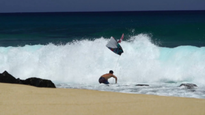 Evidemment Mason Ho a fracassé sa planche sur les rochers