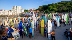 Rame pour ta planète : 350 surfeurs à Guéthary