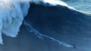 [BEST OF] Justine Dupont surfe une vague record à Nazaré