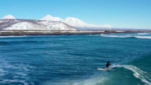 Y’a pas plus frais que ce spot de surf au Kamchatka !