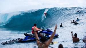 Revivez le duel épique Kelly-John John à Teahupoo en 2014 !