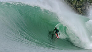 Nias offre des vagues parfaites aux surfeurs du QS