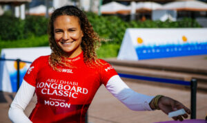 La longboardeuse Alice Le Moigne rejoint le team SIC Maui !