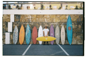 « Eco Foam » : Miguel Blanco explore le surf en planches écologiques