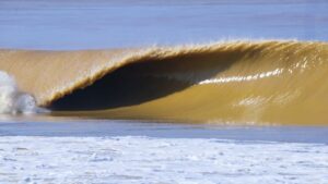 8 surfeurs visitent la fabrique de tubes en chocolat