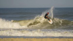 Un surfeur breton, un surfeur médocain… Une session en Gironde