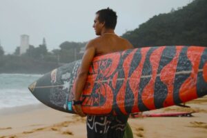 Kauli Vaast paré pour le Eddie et le Pipe Masters