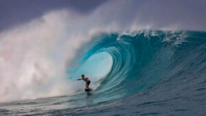 Une masterclass de tube riding signée Barron Mamiya