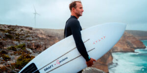 Une planche de surf créée à partir de pales d’éoliennes recyclées